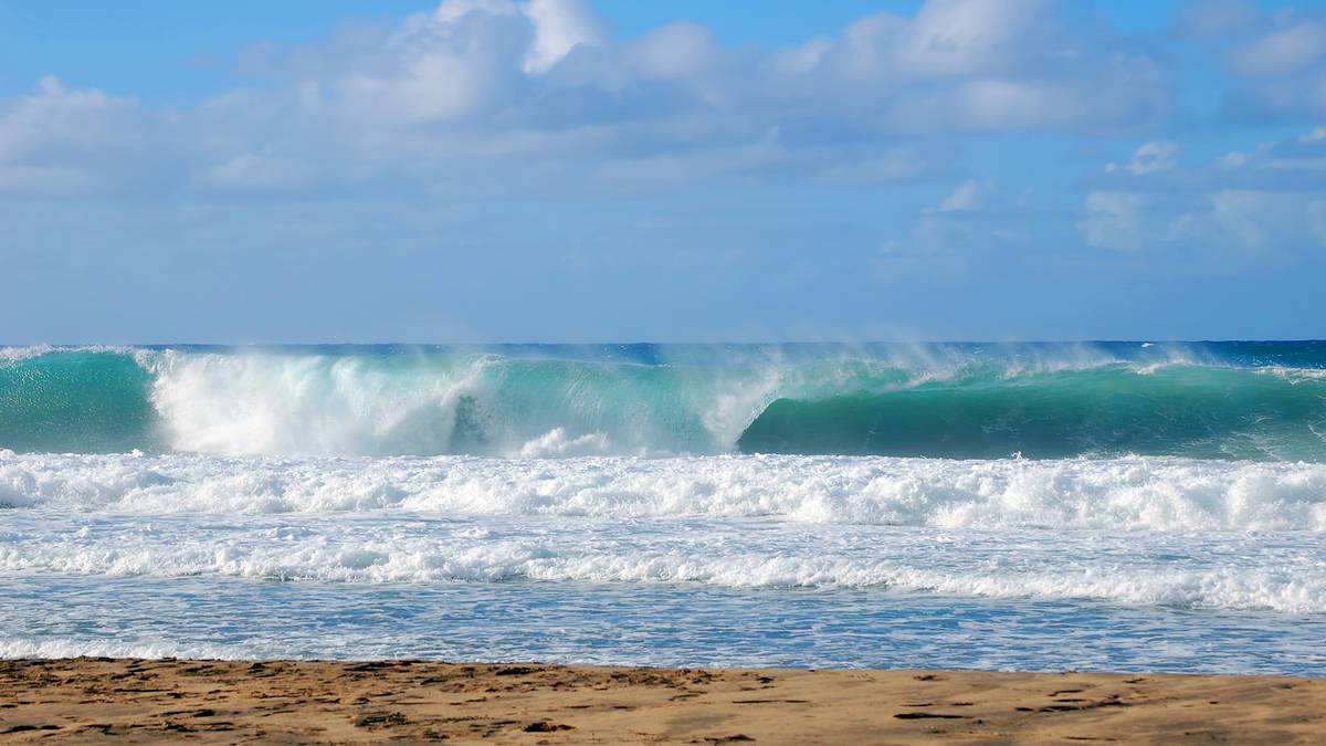 ground view of cliffs and ocean at Polihale Beach State Park in Kauai, Hawaii, USA